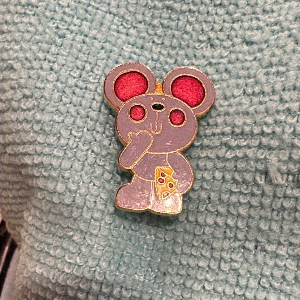 Aviva Taiwan Cute Mouse eating cheese 🧀